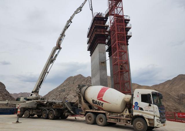 中國十七冶連霍高速什川黃河特大橋首座雙肢實(shí)心墩柱順利封頂，混凝土泵送技術(shù)再創(chuàng)佳績(jī)